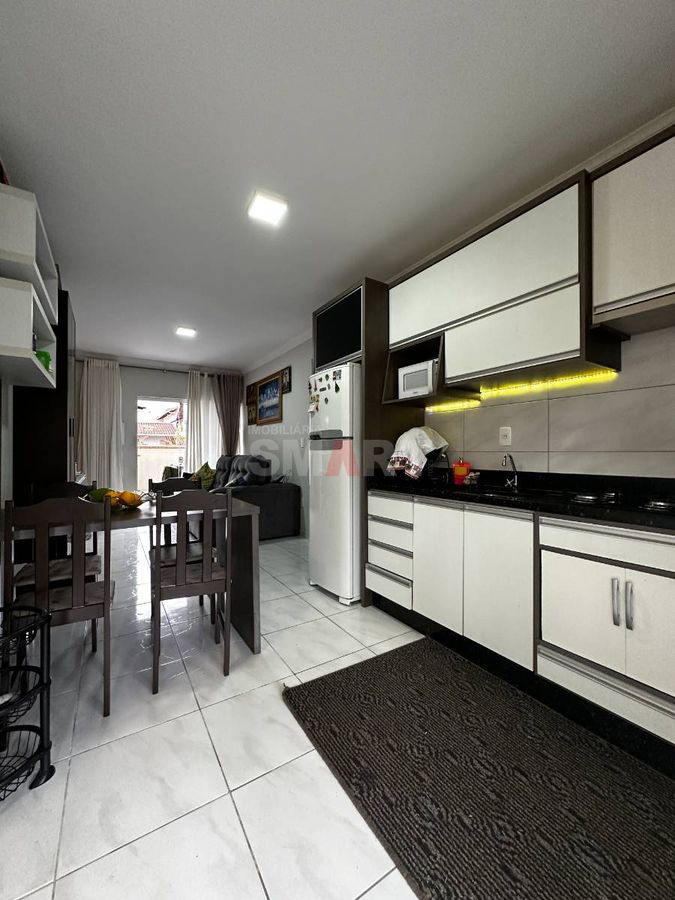Apartamento com 2 quartos e ampla área externa e na frente