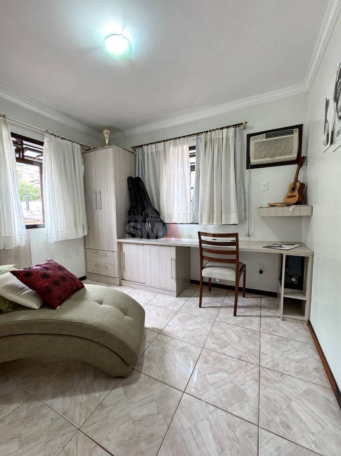 Sobrado com 6 Quartos à Venda no bairro Czerniewicz