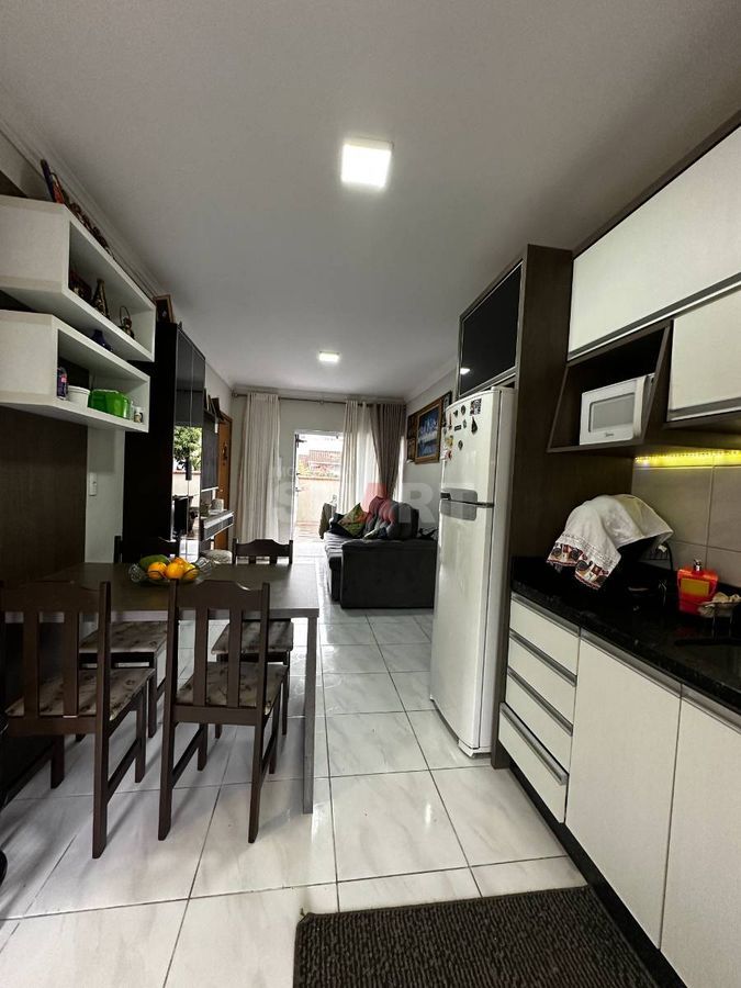 Apartamento com 2 quartos e ampla área externa e na frente