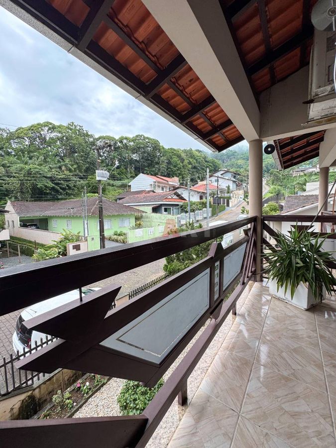 Sobrado com 6 Quartos à Venda no bairro Czerniewicz