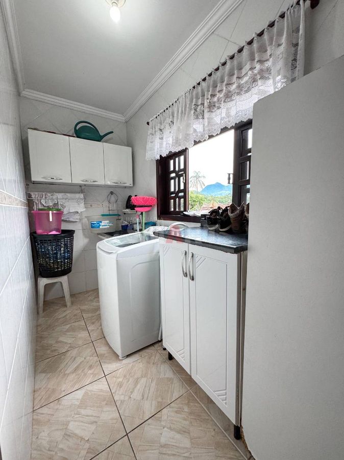 Sobrado com 6 Quartos à Venda no bairro Czerniewicz