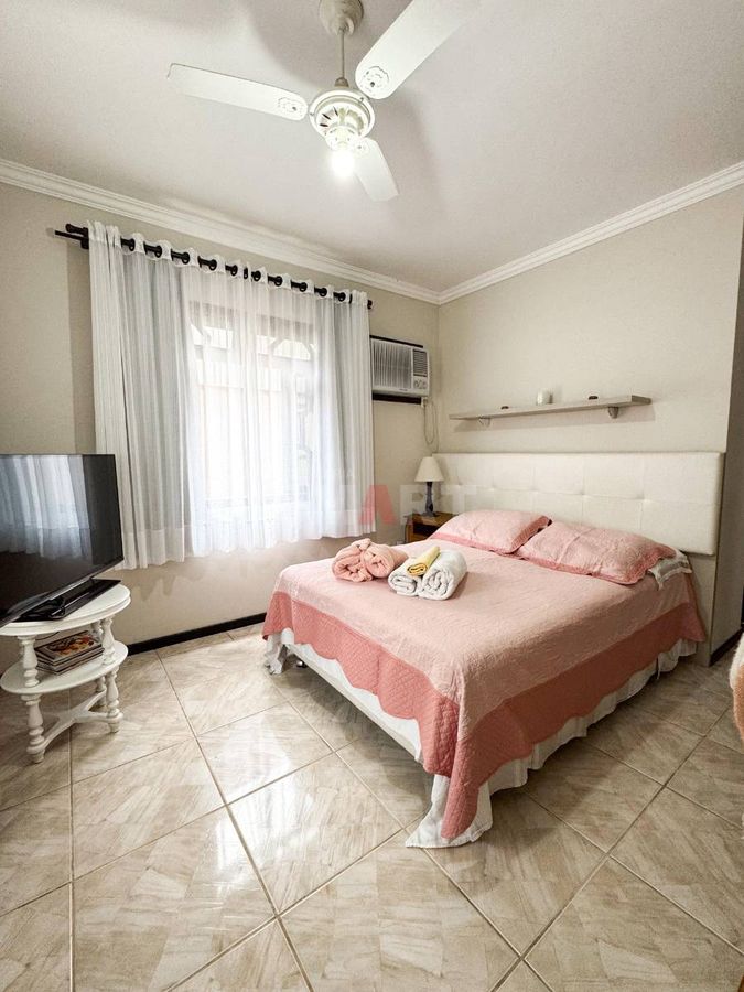 Sobrado com 6 Quartos à Venda no bairro Czerniewicz