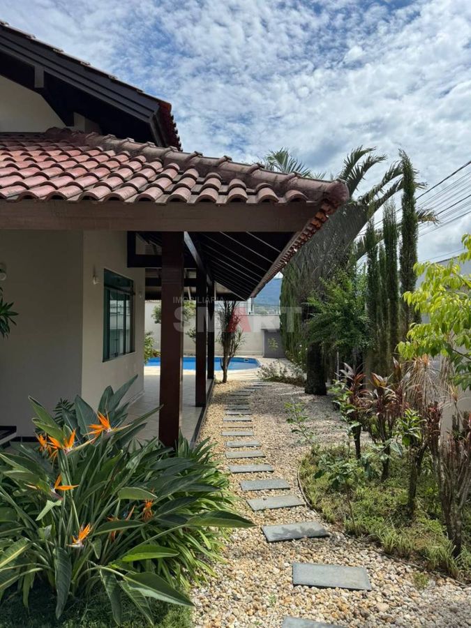 Casa Semimobiliada com 2 Suítes e 1 Quarto no Bairro Vila Nova