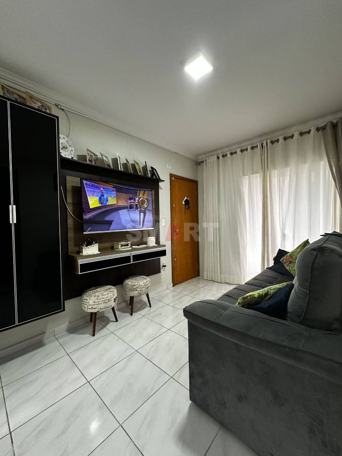Apartamento com 2 quartos e ampla área externa e na frente