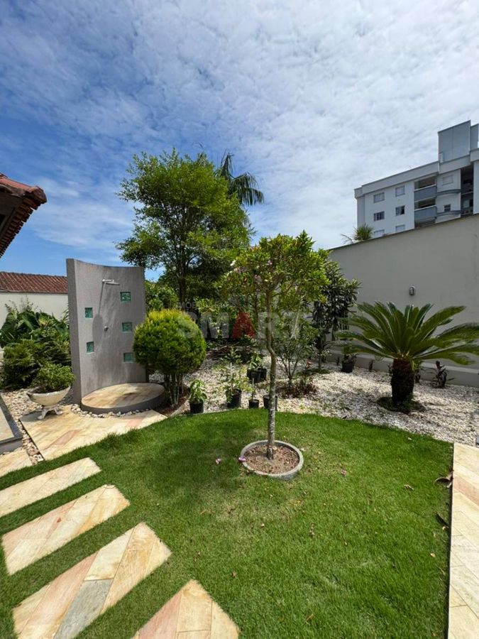 Casa Semimobiliada com 2 Suítes e 1 Quarto no Bairro Vila Nova