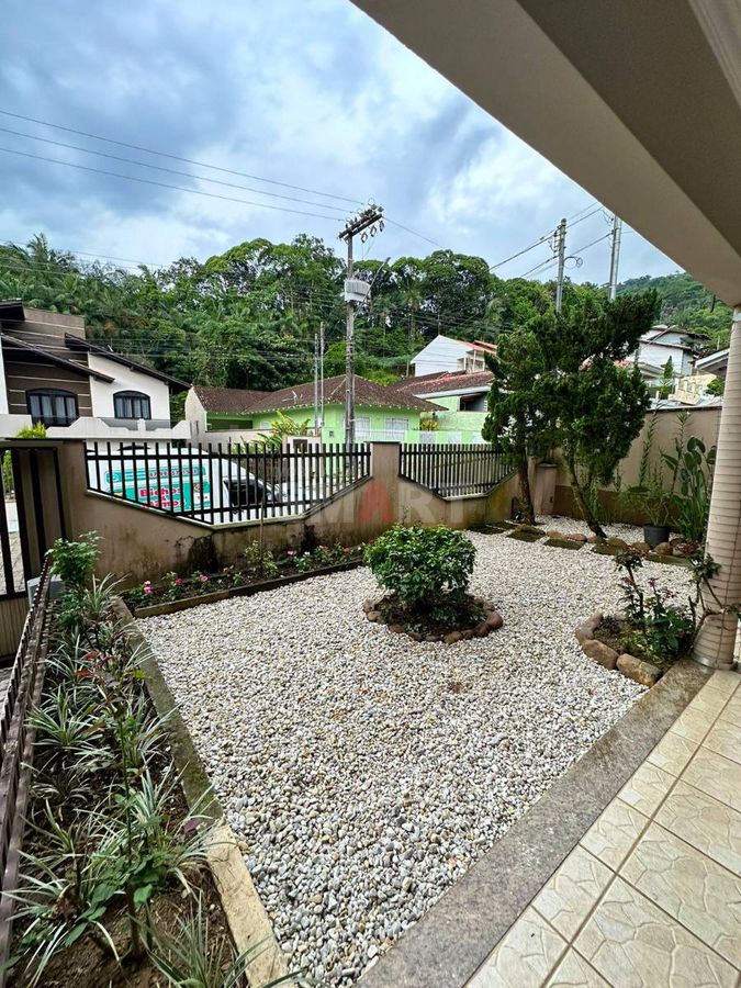 Sobrado com 6 Quartos à Venda no bairro Czerniewicz