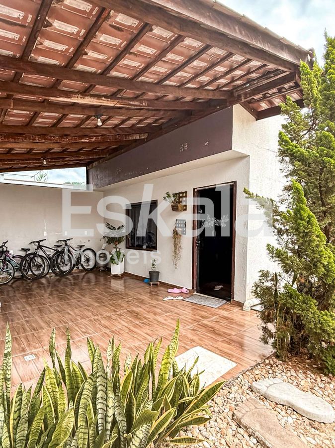 Casa Residencial, Contendo 04 Dormitórios + 04 Vagas de Garagem, Barra do Rio Cerro