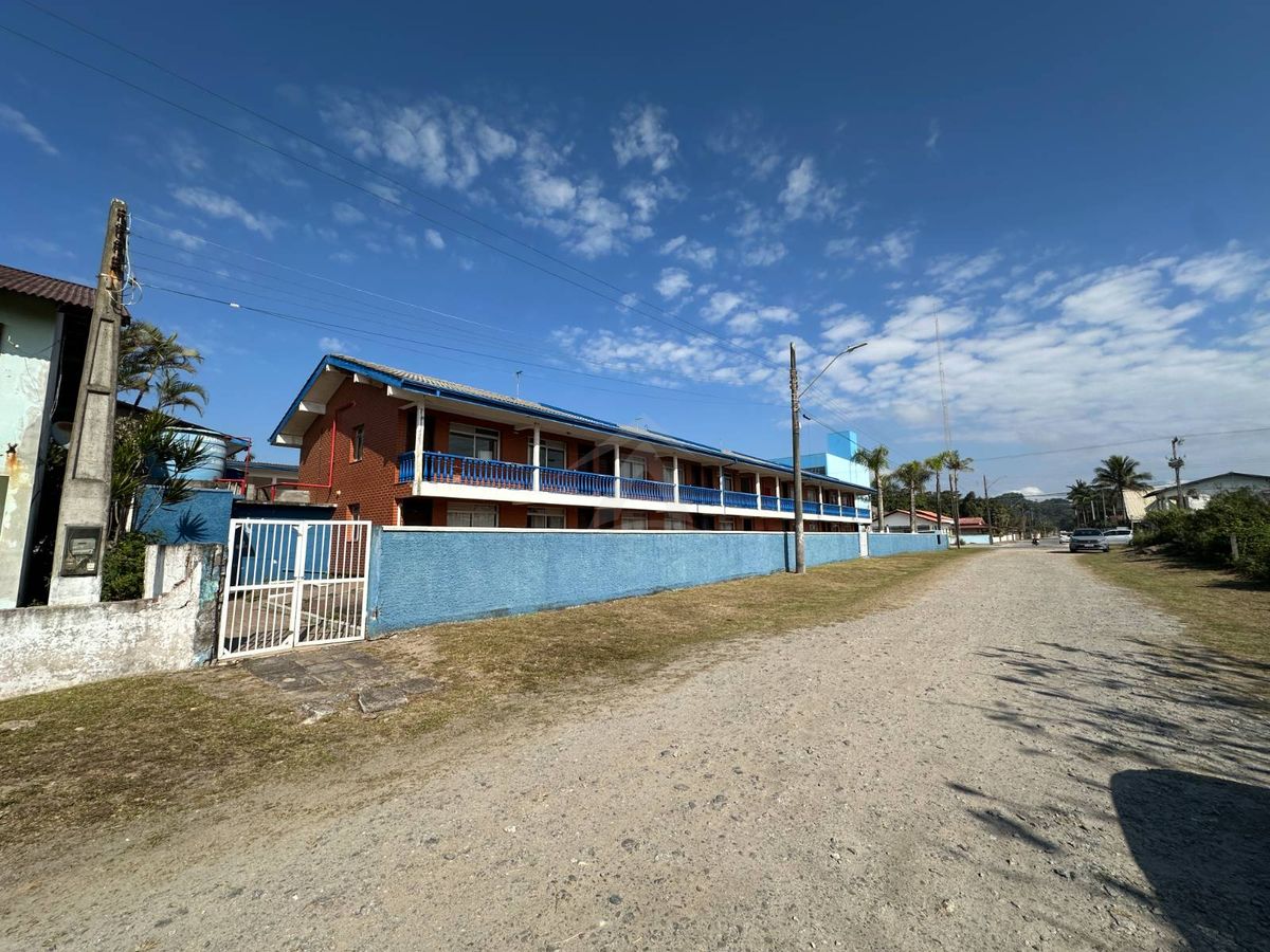 Conjunto comercial + residencial no centro 20 aptos + 3 casas quadra do mar
