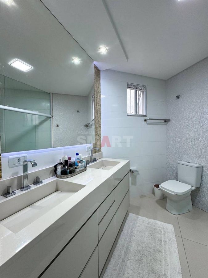 Casa com Piscina no Czerniewicz com 1 Suite e 2 Quartos