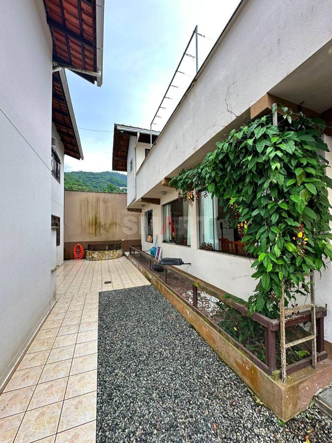 Sobrado com 6 Quartos à Venda no bairro Czerniewicz