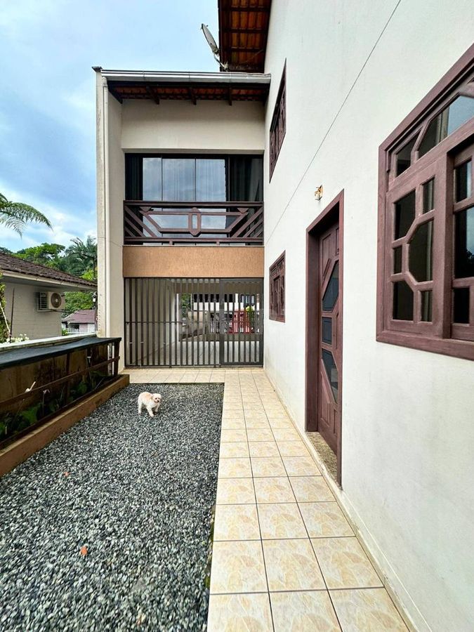 Sobrado com 6 Quartos à Venda no bairro Czerniewicz