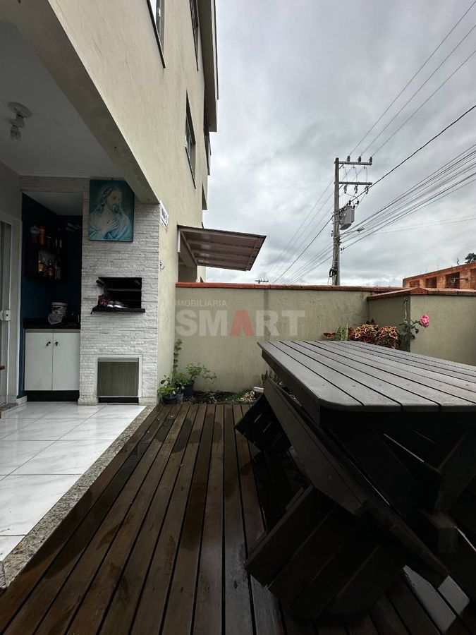 Apartamento com 2 quartos e ampla área externa e na frente