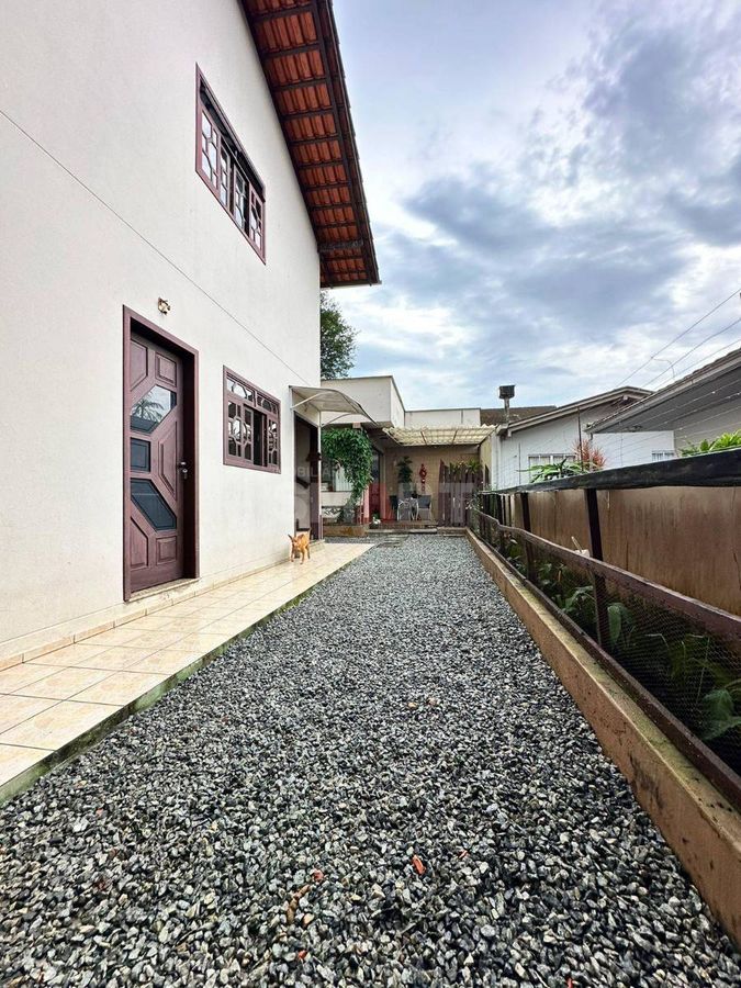Sobrado com 6 Quartos à Venda no bairro Czerniewicz