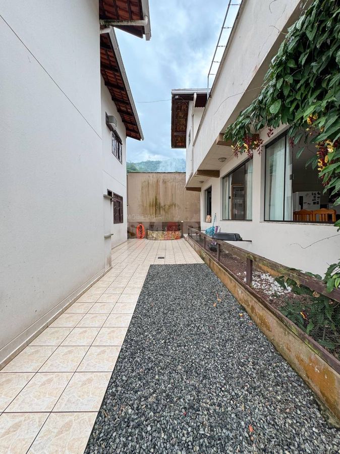 Sobrado com 6 Quartos à Venda no bairro Czerniewicz