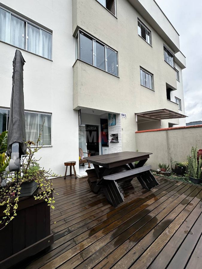 Apartamento com 2 quartos e ampla área externa e na frente