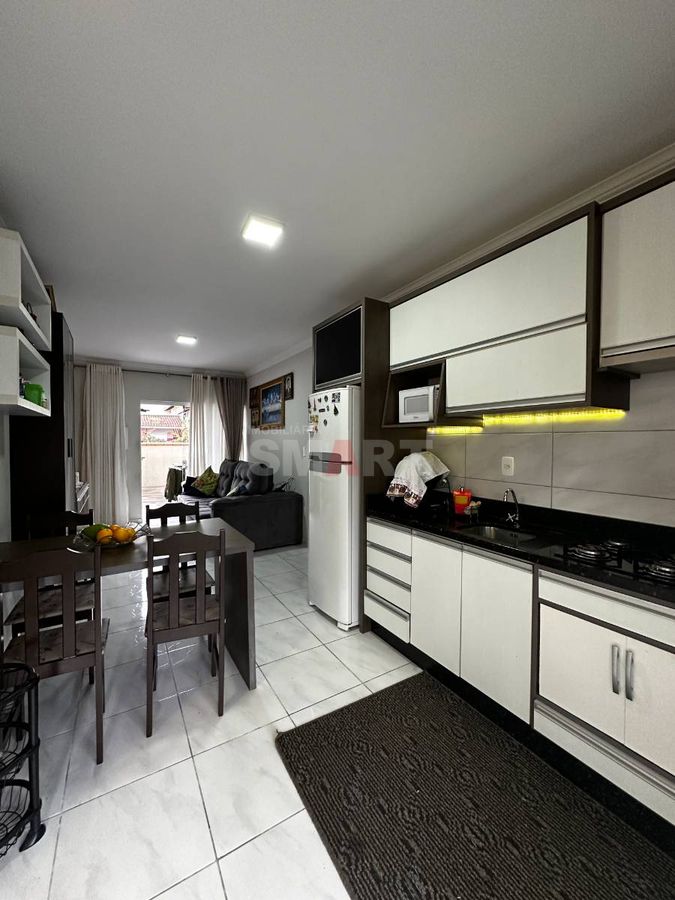 Apartamento com 2 quartos e ampla área externa e na frente