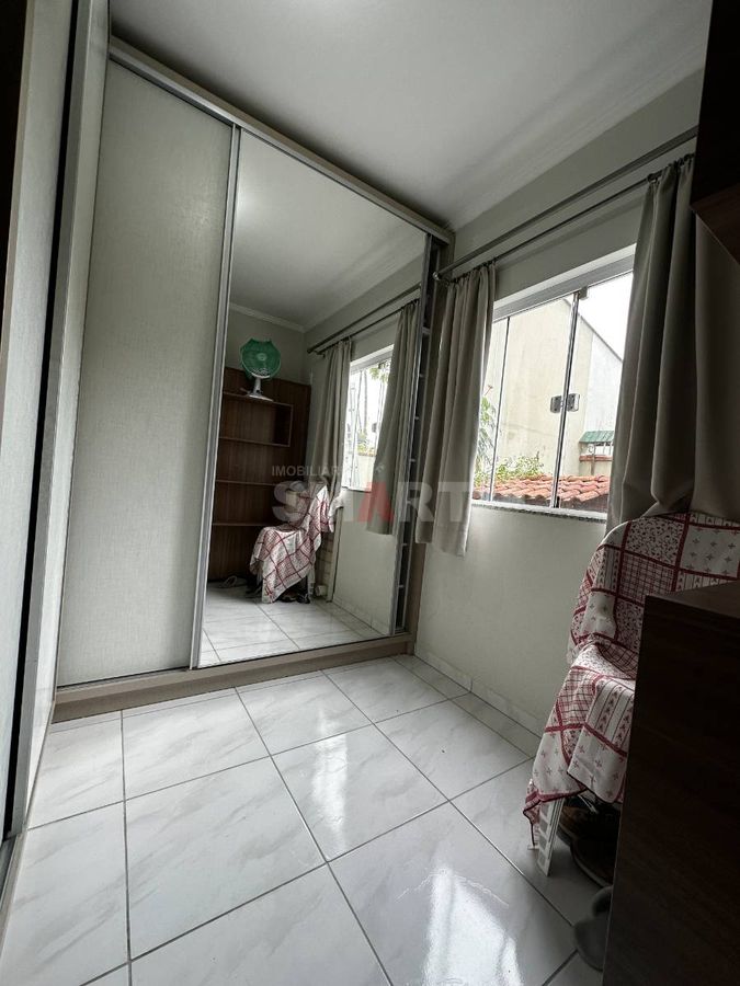 Apartamento com 2 quartos e ampla área externa e na frente