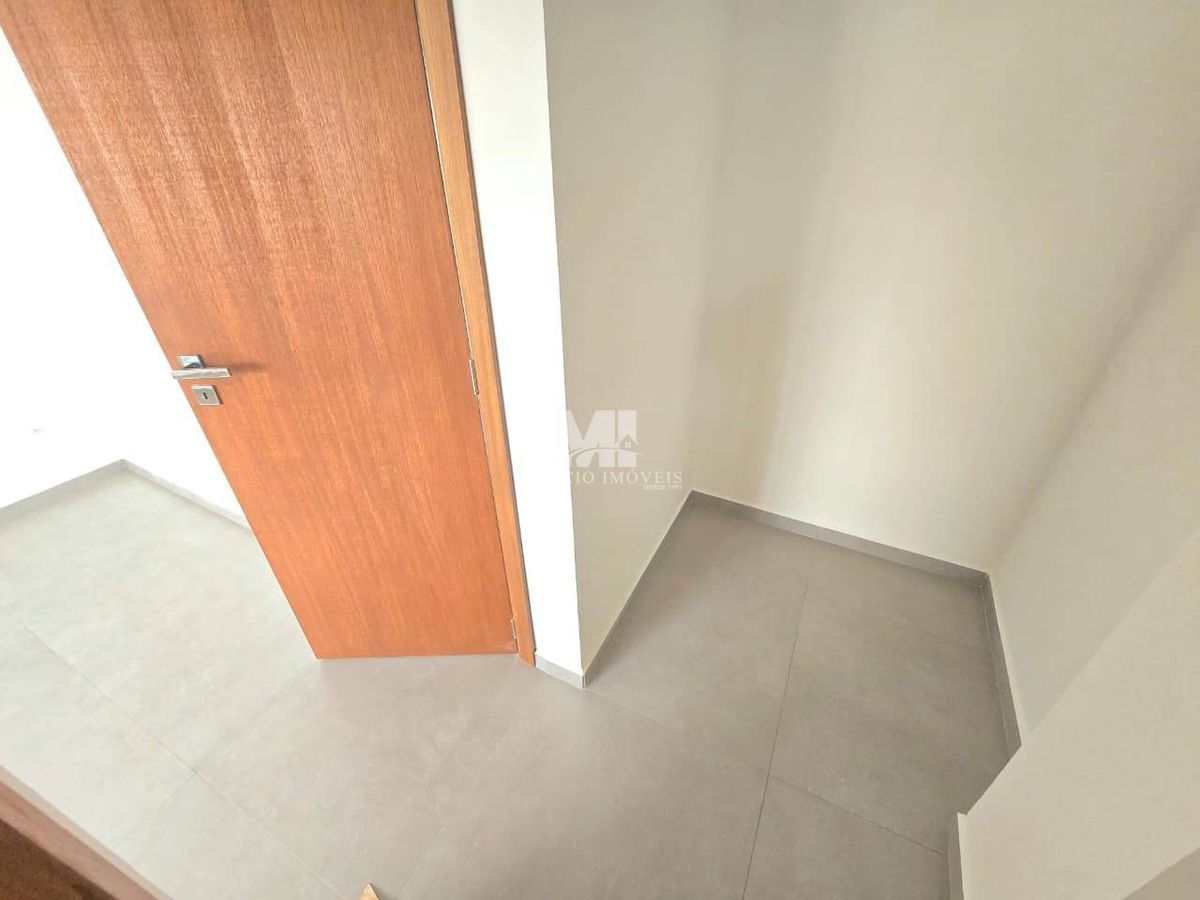 Triplex com 4 suítes em cond fechado