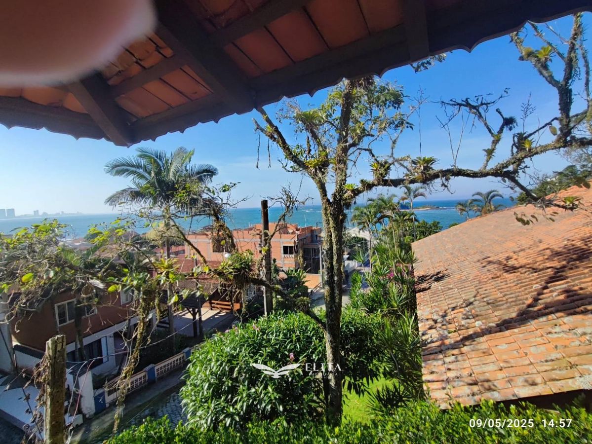 Casa a venda a 70m da praia do Grant, Itajuba, Barra Velha SC