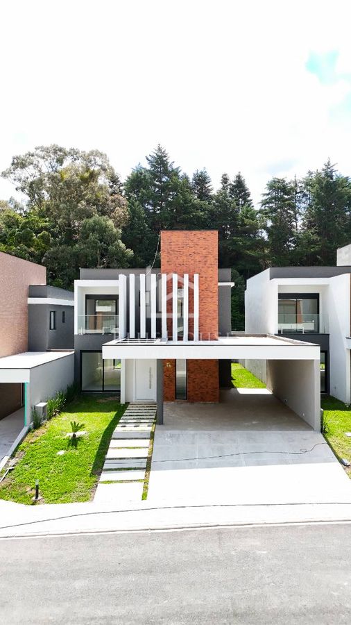 Venda Sobrado em Condomínio com 3 suites em Santo Inácio - Curitiba Pr