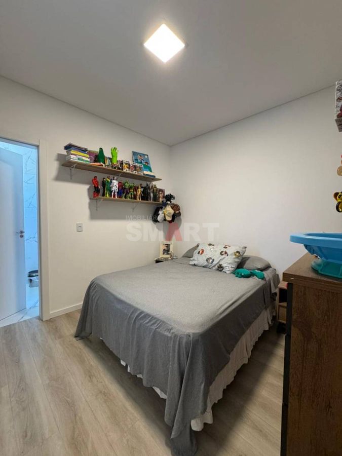 Apartamento Semimobiliado com 2 Suítes e 1 Quarto no Bairro Jaraguá Esquerdo