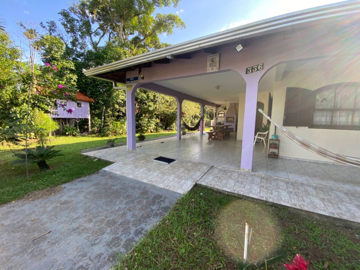 Casa com amplo terreno, 3 quartos, centro
