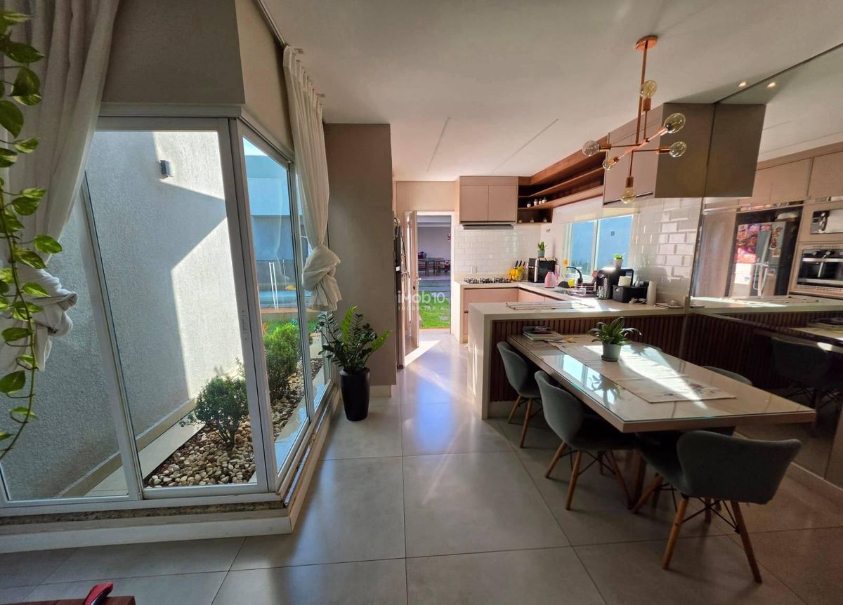 CASA TÉRREA COM 3 QUARTOS, PISCINA E EDÍCULA COM CHURRASQUEIRA NO BAIRRO JARDIM BOURBON EM FOZ DO IGUAÇU - PR.