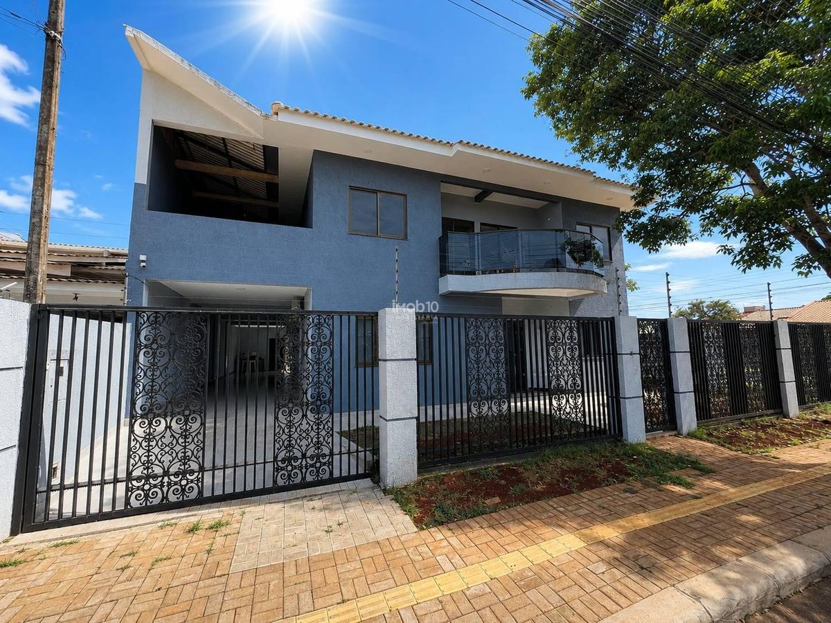 SOBRADO COM 6 QUARTOS COM PISCINA PARA ALUGUEL OU VENDA NO BAIRRO JARDIM IPÊ EM FOZ DO IGUAÇU - PR