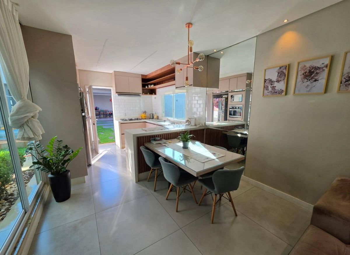 CASA TÉRREA COM 3 QUARTOS, PISCINA E EDÍCULA COM CHURRASQUEIRA NO BAIRRO JARDIM BOURBON EM FOZ DO IGUAÇU - PR.