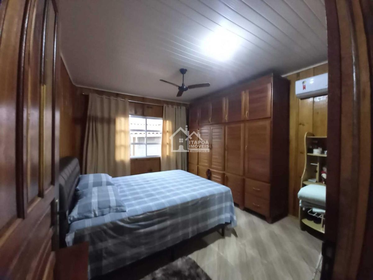 Casa de madeira com 3 dormitórios, apenas 400 metros do mar, localizado no Balneário Jardim Pérola do Atlântico em Itapoa/SC.