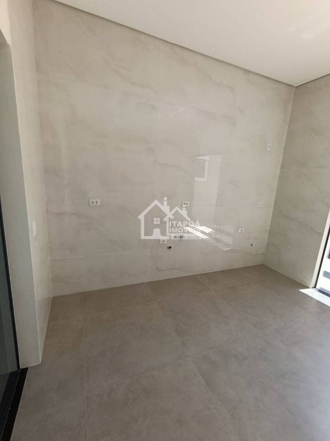 Casa com piscina alto padrão de acabamento no Balneário Paese