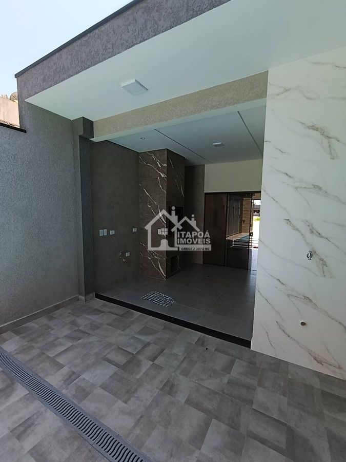 Casa com piscina alto padrão de acabamento no Balneário Paese
