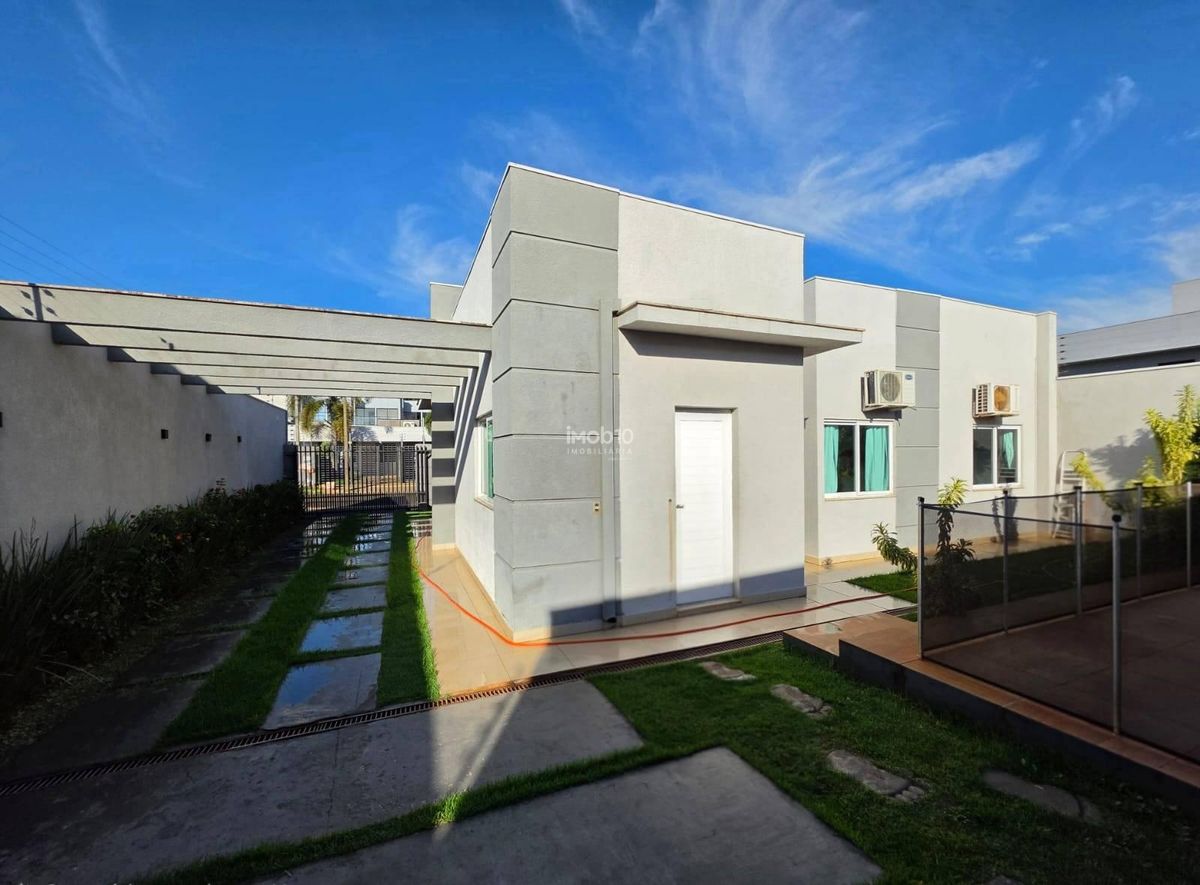CASA TÉRREA COM 3 QUARTOS, PISCINA E EDÍCULA COM CHURRASQUEIRA NO BAIRRO JARDIM BOURBON EM FOZ DO IGUAÇU - PR.