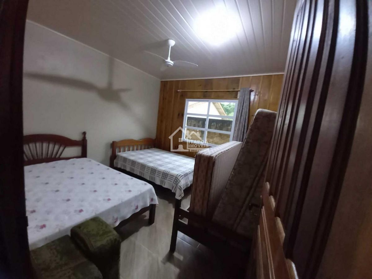 Casa de madeira com 3 dormitórios, apenas 400 metros do mar, localizado no Balneário Jardim Pérola do Atlântico em Itapoa/SC.