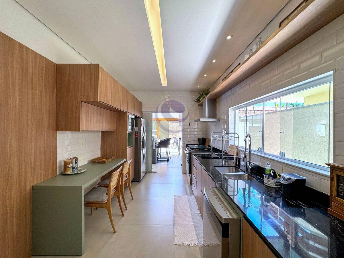 Villa Parasmo: Um Lar de Abraços e Inspirações no Jardim Acapulco.- Guarujá.