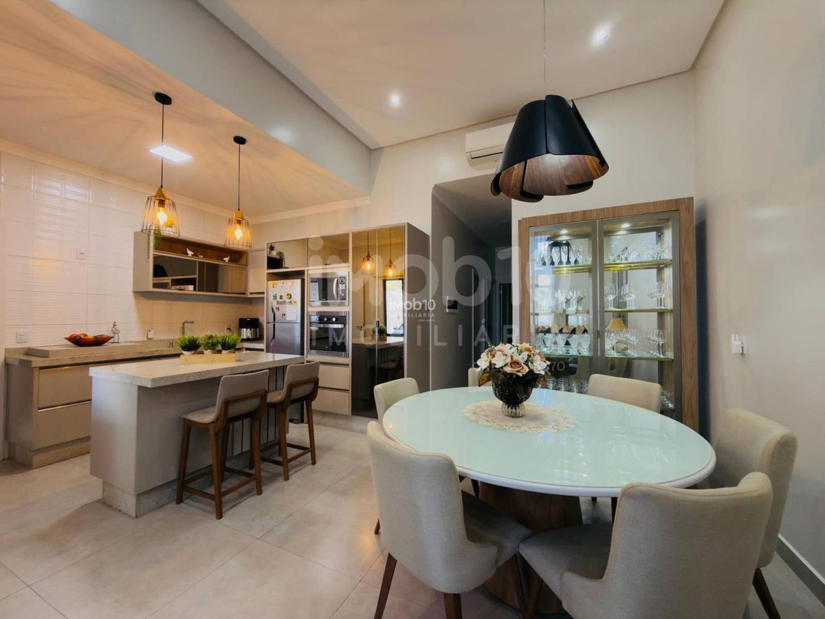 CASA COM 3 QUARTOS SEMIMOBILIADA Á VENDA NO PARQUE IMPERATRIZ