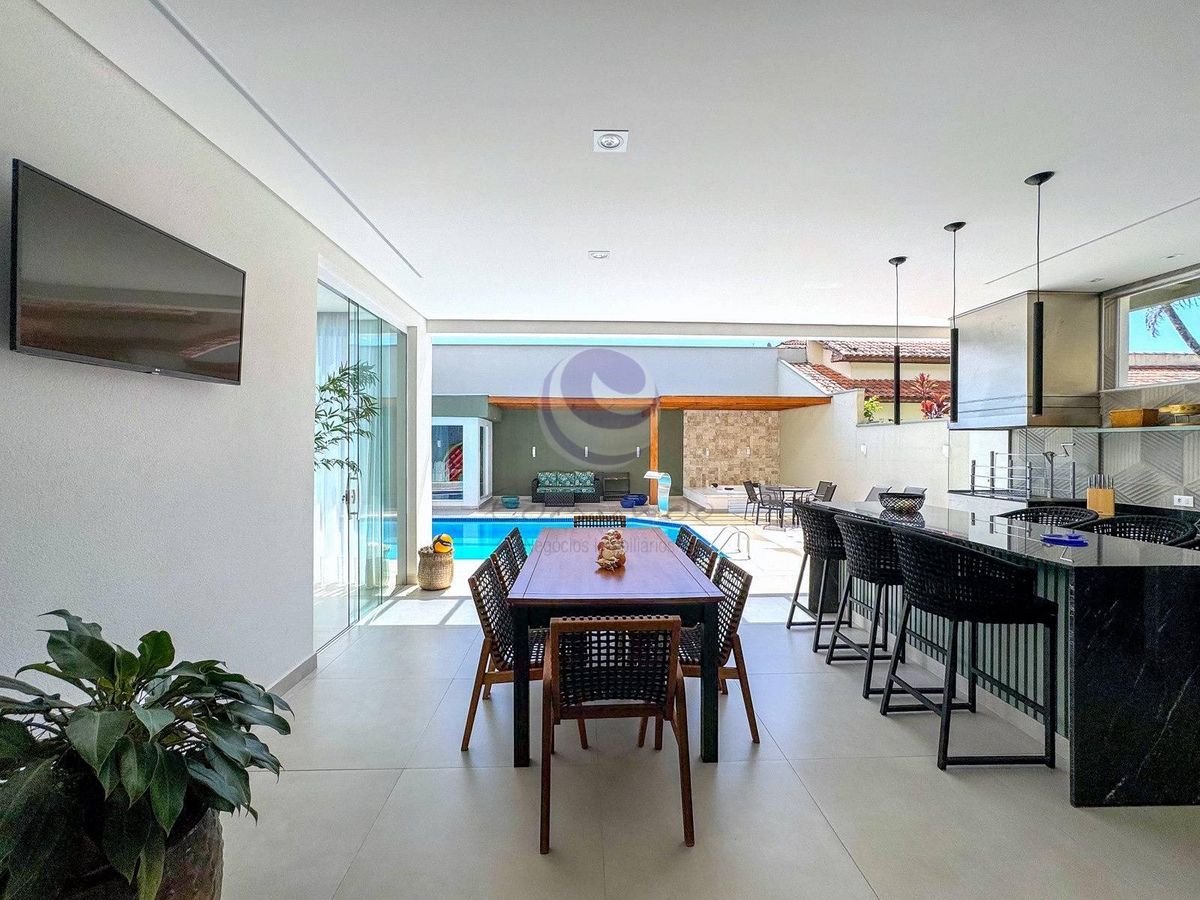 Villa Parasmo: Um Lar de Abraços e Inspirações no Jardim Acapulco.- Guarujá.