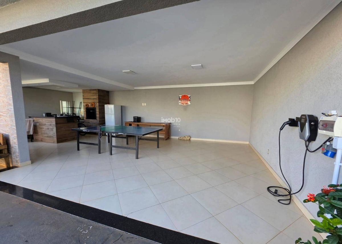 CASA TÉRREA COM 3 QUARTOS, PISCINA E EDÍCULA COM CHURRASQUEIRA NO BAIRRO JARDIM BOURBON EM FOZ DO IGUAÇU - PR.