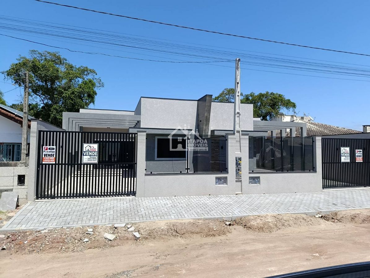 Casa com piscina alto padrão de acabamento no Balneário Paese