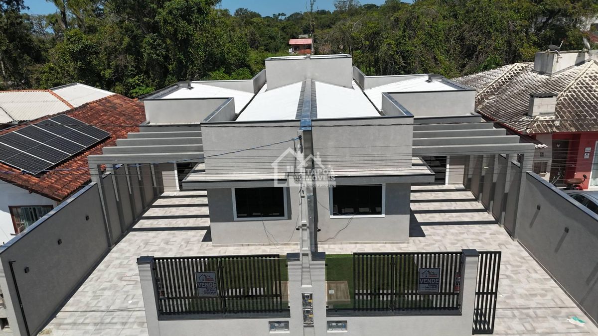 Casa com piscina alto padrão de acabamento no Balneário Paese