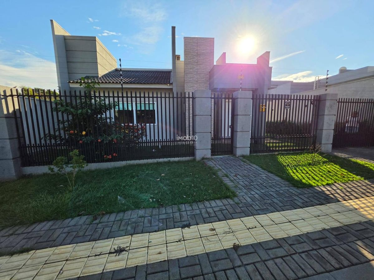 CASA TÉRREA COM 3 QUARTOS, PISCINA E EDÍCULA COM CHURRASQUEIRA NO BAIRRO JARDIM BOURBON EM FOZ DO IGUAÇU - PR.