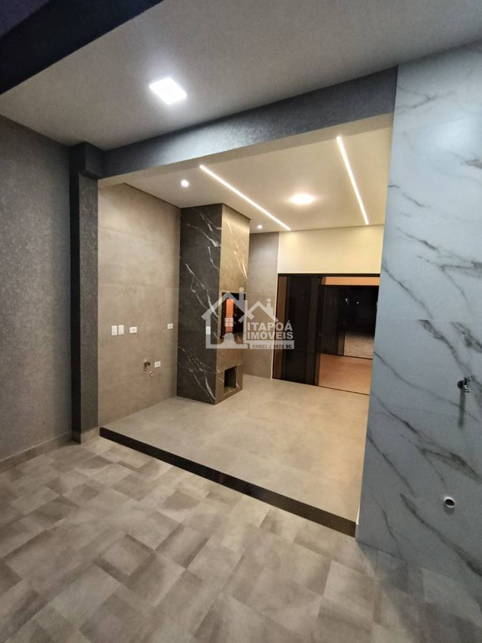 Casa com piscina alto padrão de acabamento no Balneário Paese