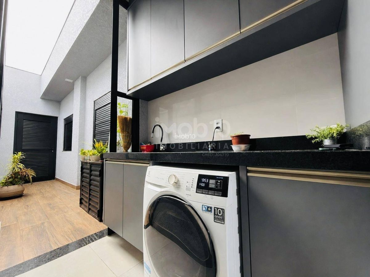 CASA COM 3 QUARTOS SEMIMOBILIADA Á VENDA NO PARQUE IMPERATRIZ
