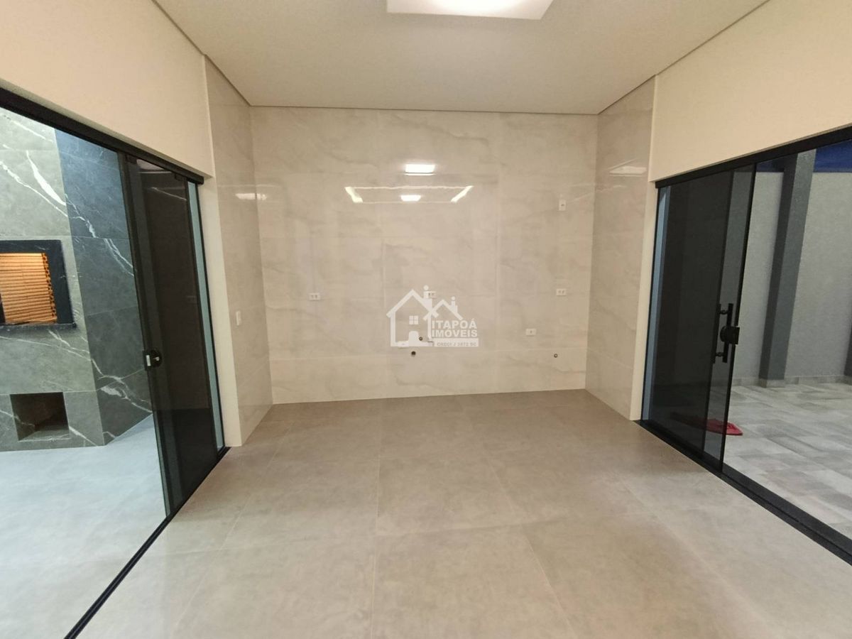 Casa com piscina alto padrão de acabamento no Balneário Paese