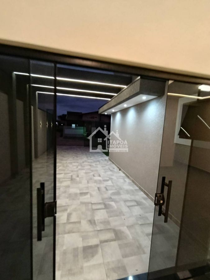 Casa com piscina alto padrão de acabamento no Balneário Paese