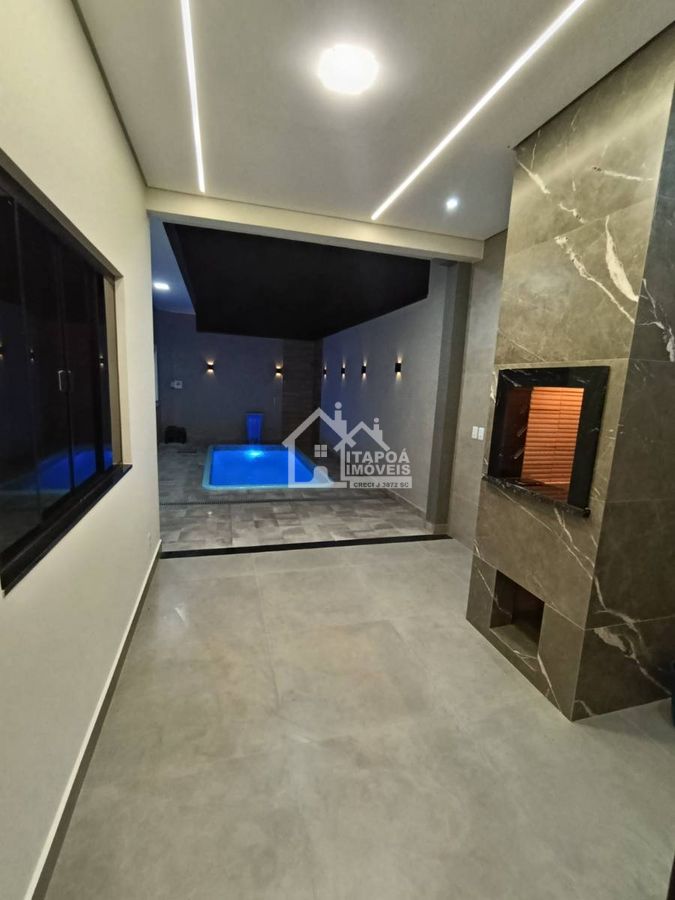 Casa com piscina alto padrão de acabamento no Balneário Paese