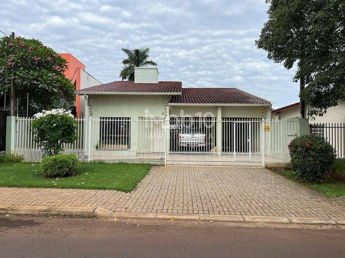 CASA COM 4 QUARTOS E PISCINA NO BAIRRO JARDIM IGUAÇU EM FOZ DO IGUAÇU - PR