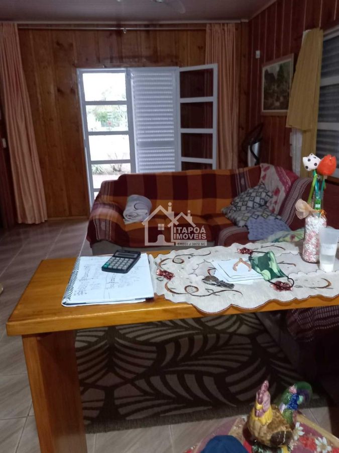 Casa de madeira com 3 dormitórios, apenas 400 metros do mar, localizado no Balneário Jardim Pérola do Atlântico em Itapoa/SC.