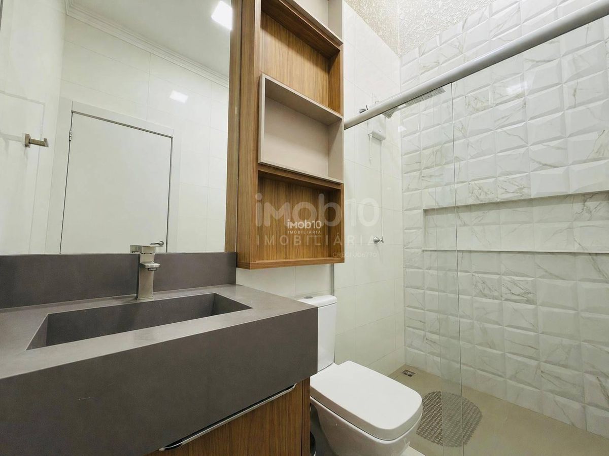 CASA COM 3 QUARTOS SEMIMOBILIADA Á VENDA NO PARQUE IMPERATRIZ