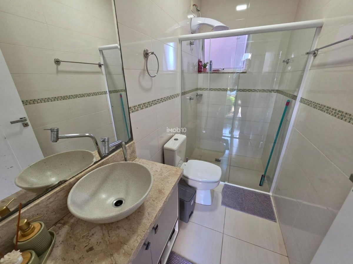 CASA TÉRREA COM 3 QUARTOS, PISCINA E EDÍCULA COM CHURRASQUEIRA NO BAIRRO JARDIM BOURBON EM FOZ DO IGUAÇU - PR.